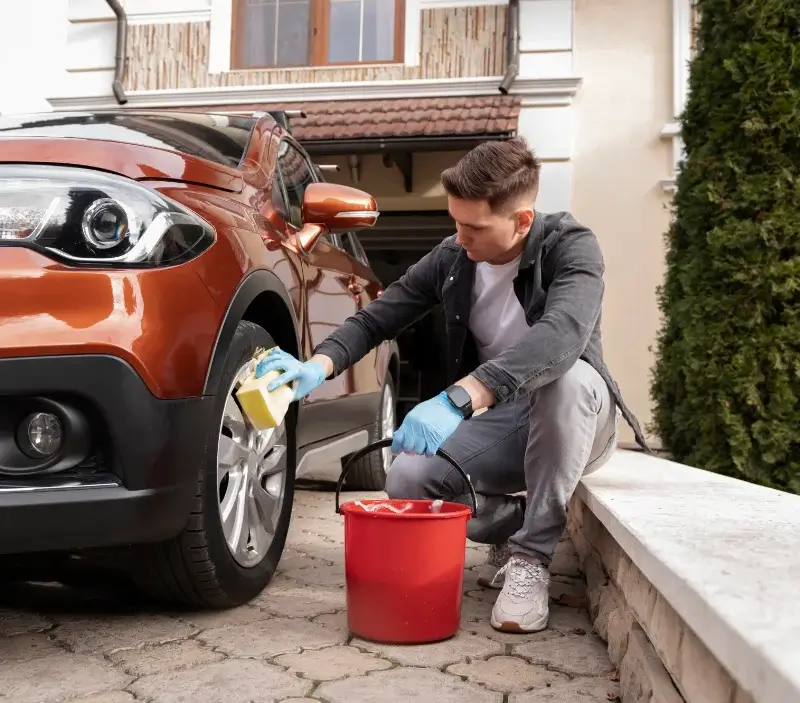 Lavage auto à domicile Saint-Parize-en-Viry : professionnel intervenant sur un véhicule